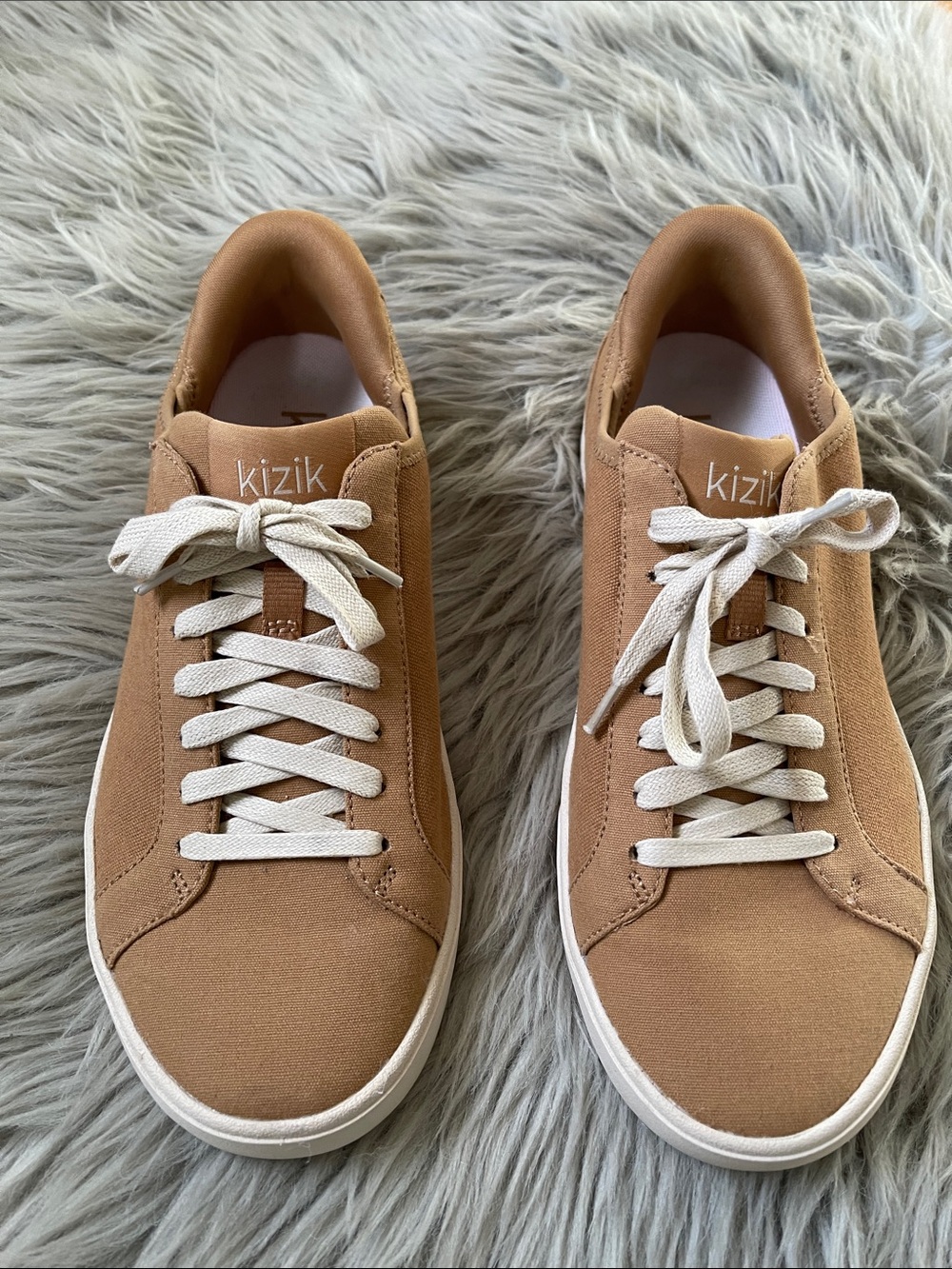 Kizik Women's Casual Sneakers in Tan with White Laces